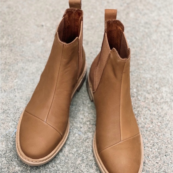 TOMS Charlie Chelsea Boot Size 10 Brown Sugar Leather Like New - Picture 2 of 11